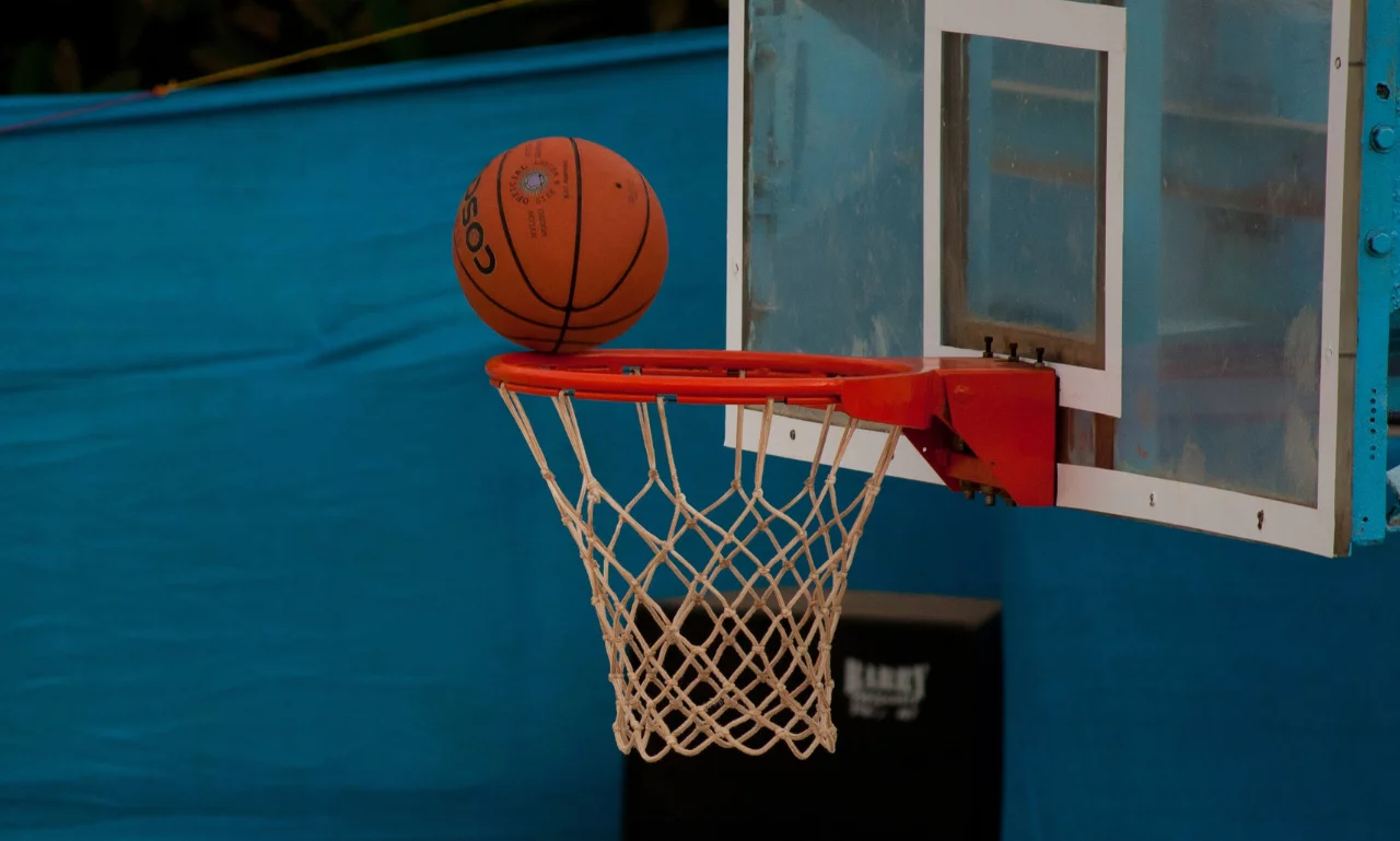 Erleben Sie die ultimative Basketball-Spielhalle mit Just Hoops VR Meta Quest